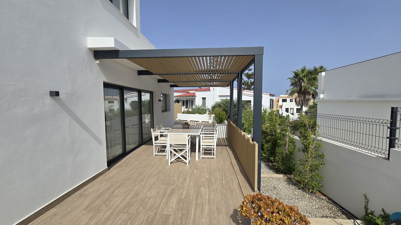 Pergola bioclimatica moderna con lamas orientables