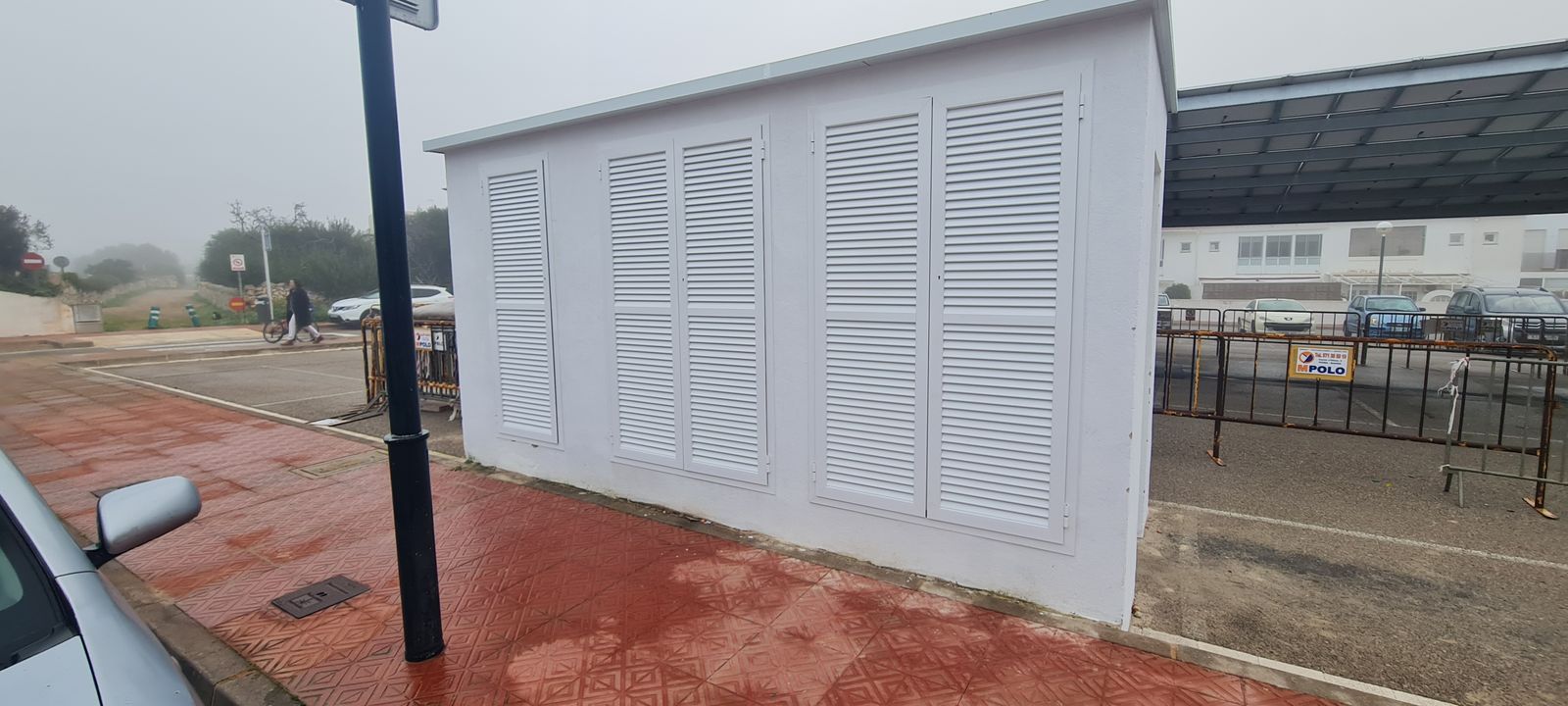 Puertas mallorquinas de aluminio blanco en Sant Lluis